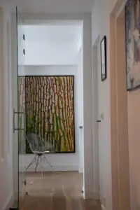 Het schilderij Boomschors 1 aan de muur