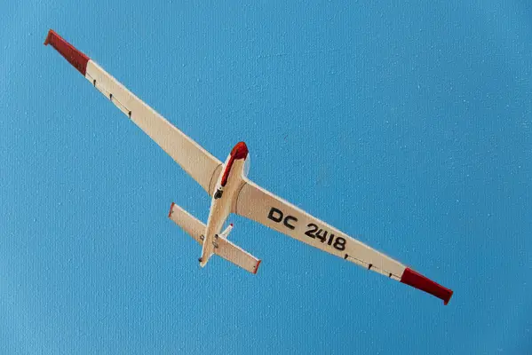 Een detail van het zweefvliegtuig uit het schilderij Zweven boven Hilversum