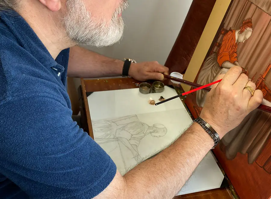 Kunstschilder Dimitri Habich aan het werk. Hij werkt aan een schilderij à la ter Borgh